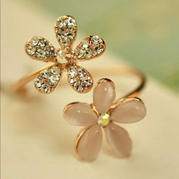 Jewelry - Gold Daisy Flower Rhinestone Adjustable Ring NEW